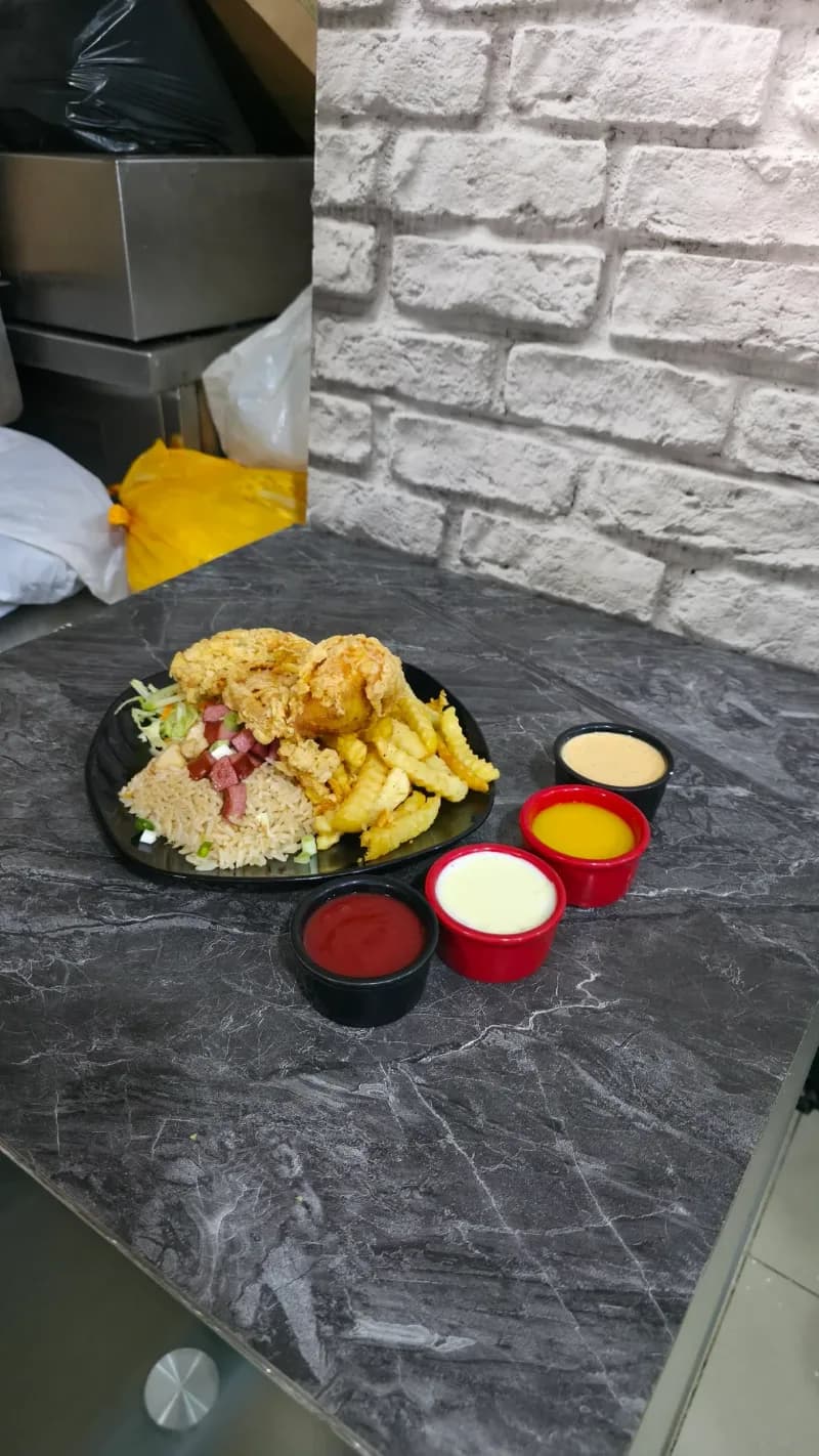 Plato de pollo broaster con salsas artesanales en Lima Norte