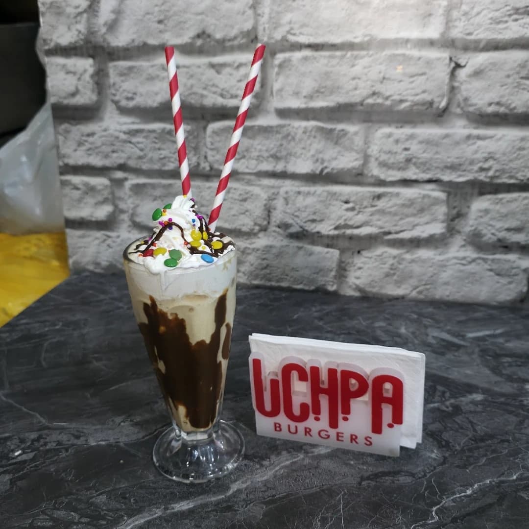 Milkshake chocolate con chispas y servilleta UCHPA Burgers
