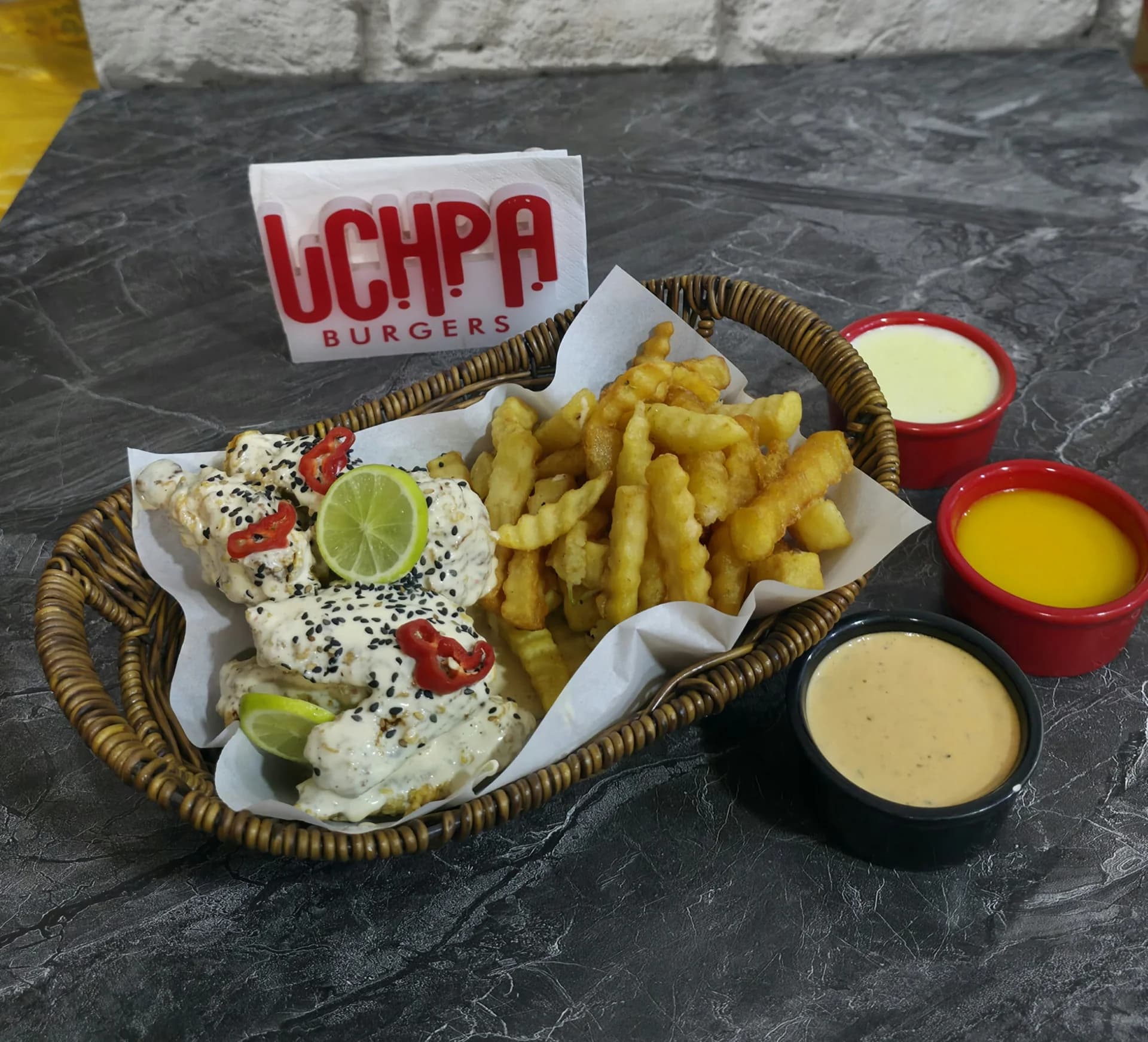 Grupo de amigos disfrutando platos y torta en UCHPA Burgers Lima Norte