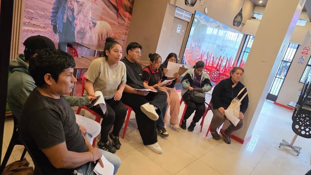 Clientes disfrutando en el interior de UCHPA Burgers Lima Norte