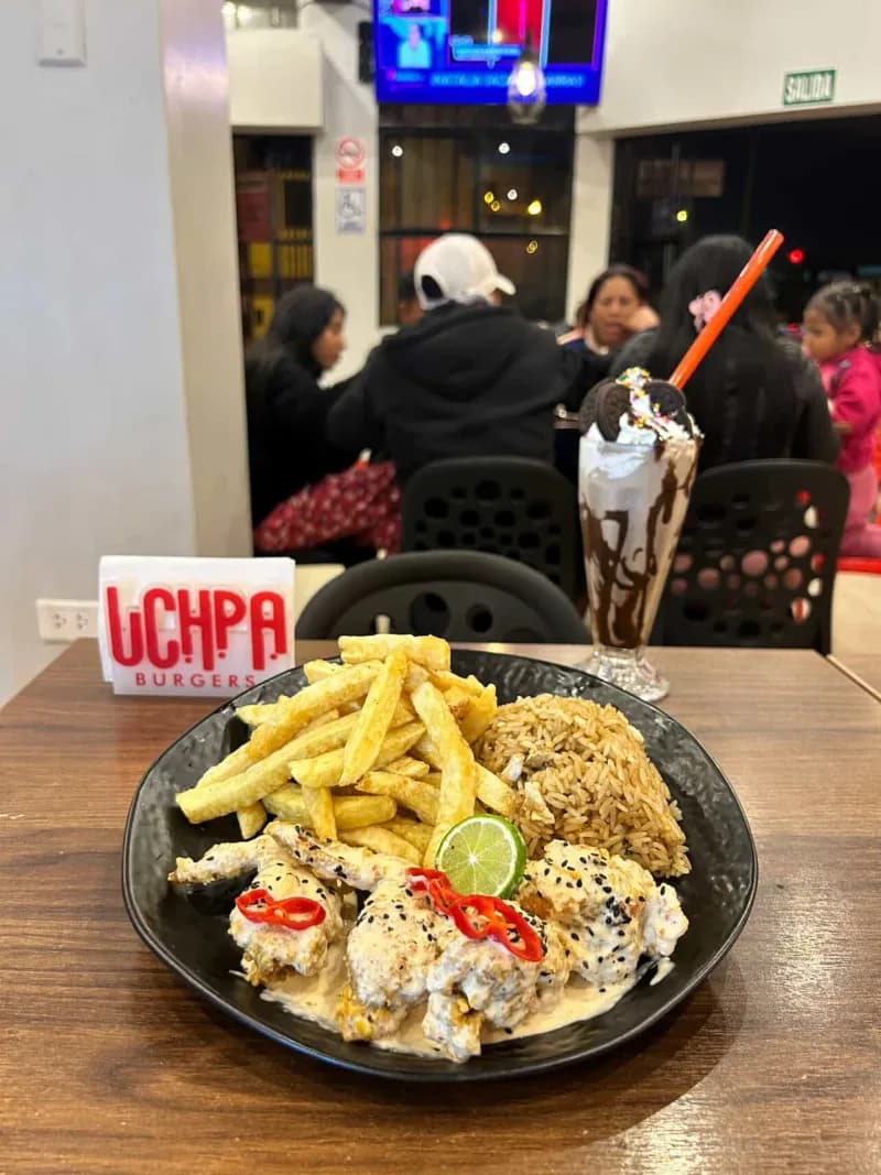 Plato de pollo con papas y milkshake en UCHPA Burgers Collique