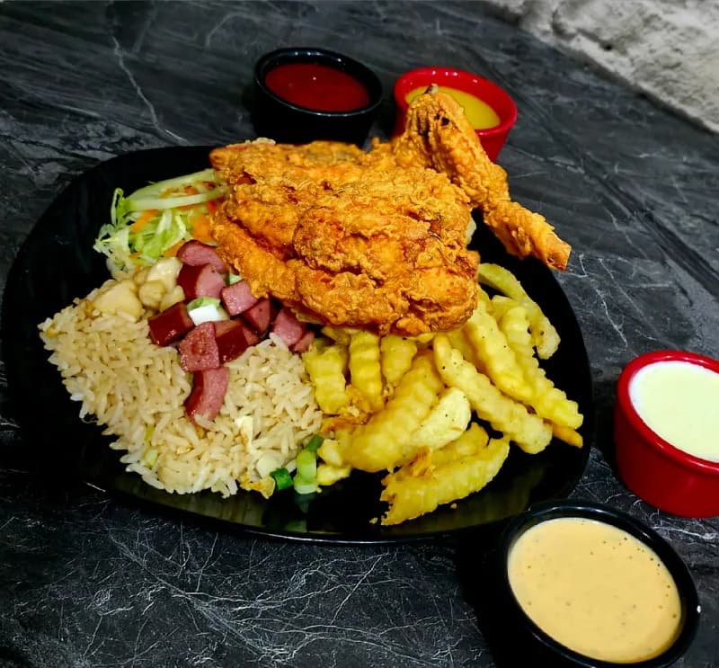 Plato de pollo broaster UCHPA con papas fritas y arroz en Lima Norte