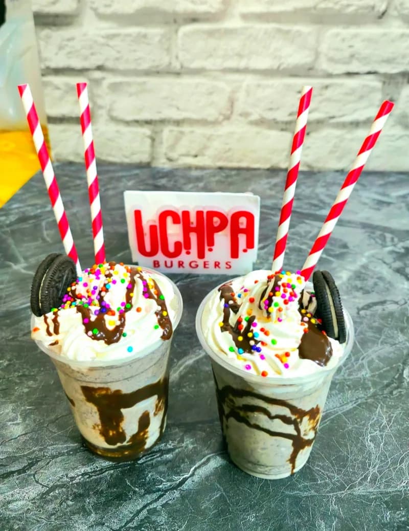 Milkshakes artesanales con galletas y toppings en UCHPA Burgers Comas